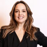 Jornalista celebra 56 anos com conversa sobre menopausa