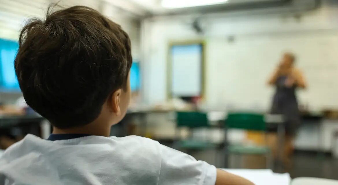 Escolas de VV ficam entre as top 10 do Ideb 2025 no ES. Educadores questionam metodologia.